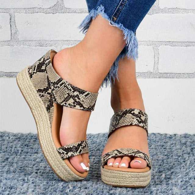 Sandales femme avec détails ajourés et semelle souple