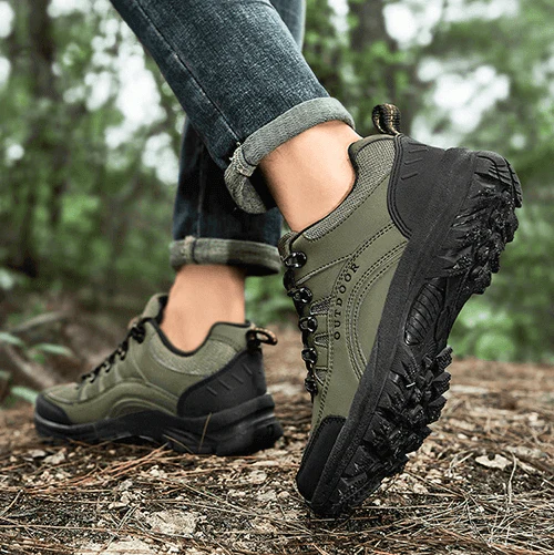Chaussures de randonnée pour hommes avec surface lisse et semelle structurée