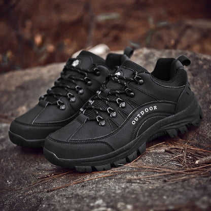 Chaussures de randonnée pour hommes avec surface lisse et semelle structurée