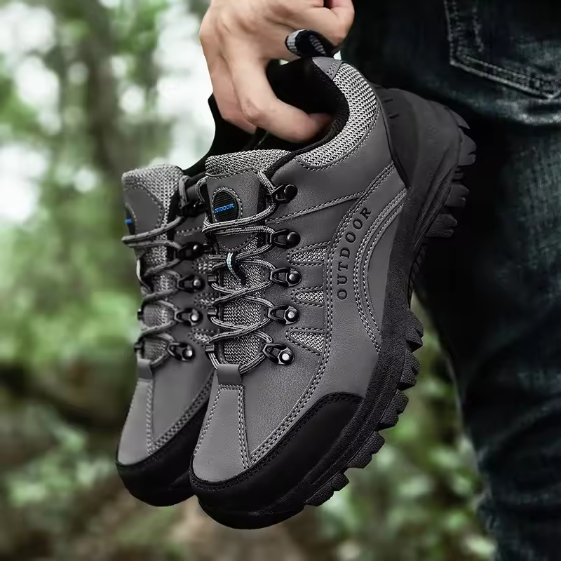 Chaussures de randonnée pour hommes avec surface lisse et semelle structurée