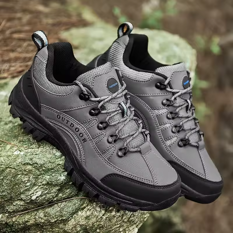 Chaussures de randonnée pour hommes avec surface lisse et semelle structurée