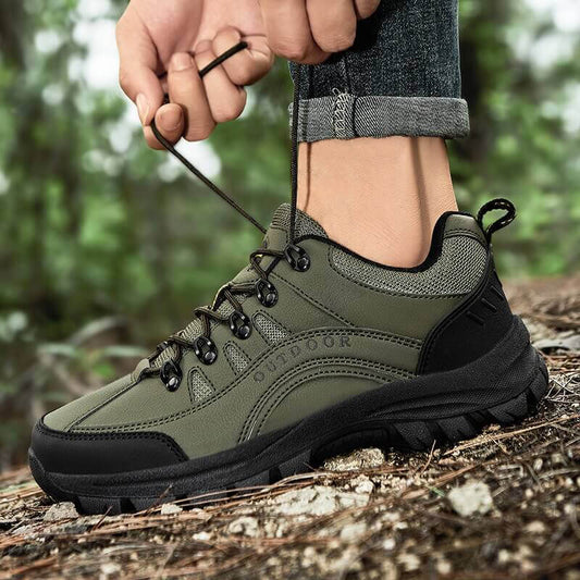 Chaussures de randonnée pour hommes avec surface lisse et semelle structurée